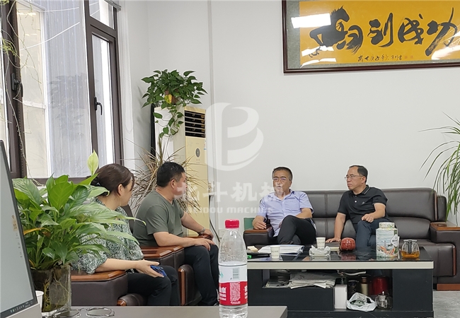 客户代表团到访巩义糖心VIOG官方网站机械并就鸡粪糖心VLONG官方网站机洽谈合作