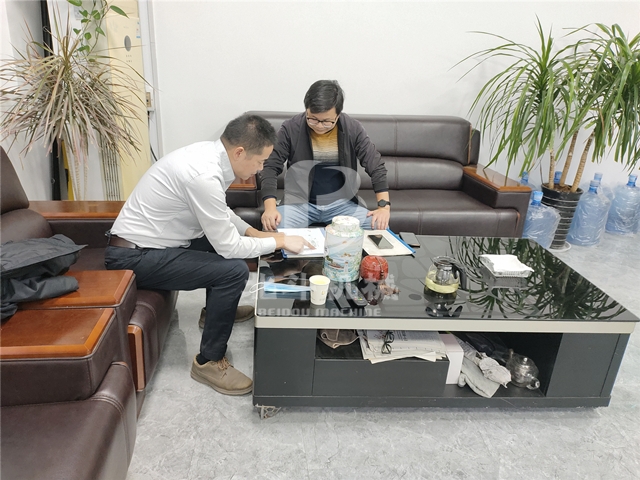 我厂技术人员和苏州客户对木材糖心VLONG官方网站机进行技术探讨